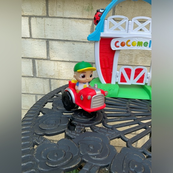 CoComelon Petting Farm Playset Sounds, Phrases and Musical for Kids and Toddlers - Picture 2 of 9